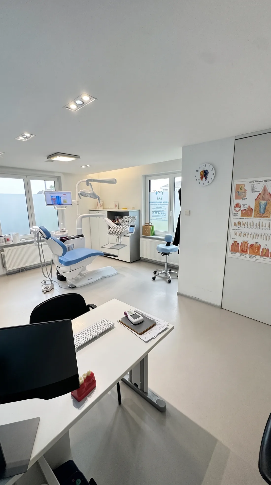 Le bureau du dentiste et le fauteuil de soins, cabinet de Laeken